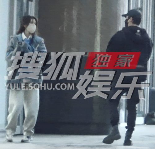 陈思诚与女友现身北京街头两人亲密露肩秀恩爱,互动甜腻感情好