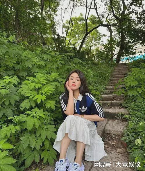 美少女马思纯球衣搭配蛋糕裙德训鞋尽显青春活力元气满满