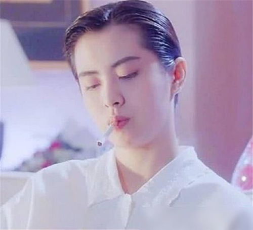 影视剧里女星抽烟,王祖贤帅气,杨幂霸气,看到巩俐不愧是巩皇