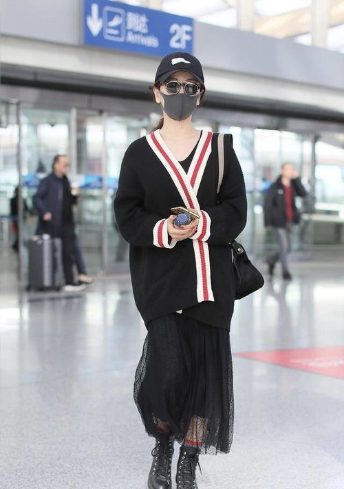 杨蓉穿纱裙亮相机场,粗壮小腿若隐若现,38岁还扮清纯少女