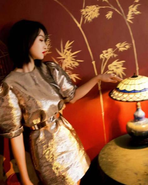 34岁宋茜美得发光,一袭鎏金短裙优雅高贵似女王,大长腿又直又细