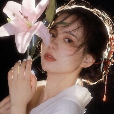 捧花女生头像给自己送花比收到花更浪漫