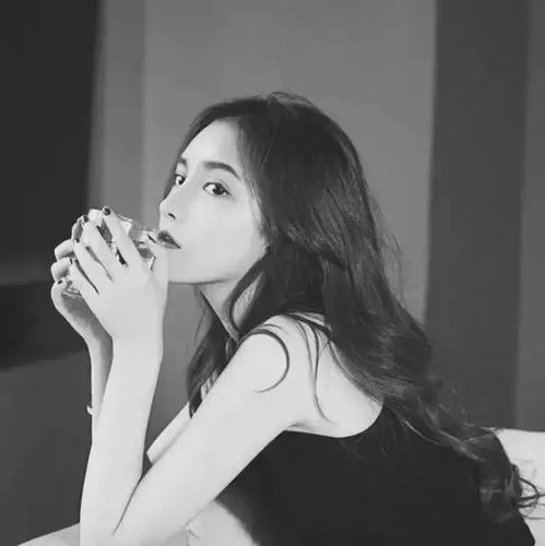 很火的句子心里若有了良人,眼里的便全是路人