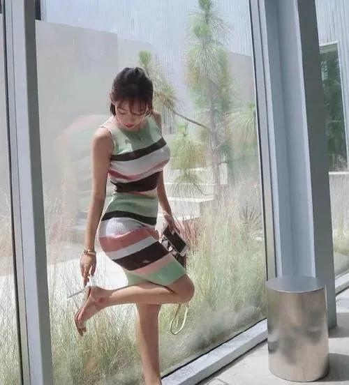 调皮的小姐姐,贴身的条纹裙