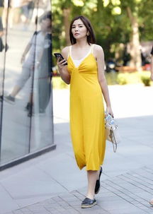 街拍长发飘飘的美女,一件白色的套装短裙,时尚气质美轮美奂
