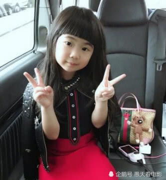 曾是最丑星二代,如今8岁长成少女,模样大变美到不敢认