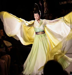 吴佩慈李玉刚巴黎时装周同台走秀东方之美惊艳欧洲
