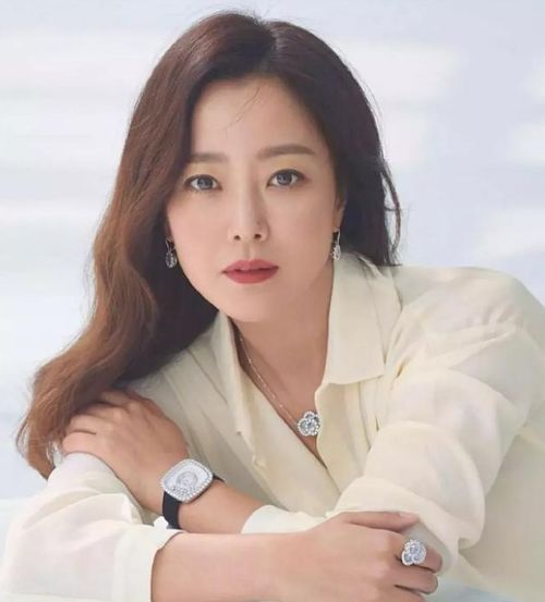 妈妈是韩国第一美女金喜善,她却被骂丑多年,如今颜值逆袭