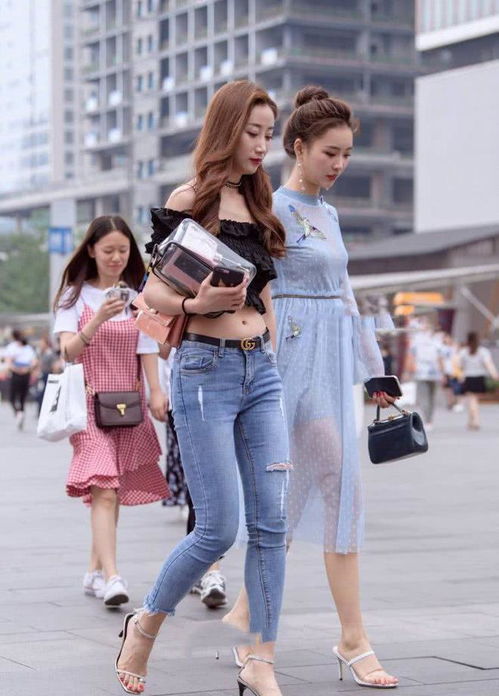 当紧身牛仔裤撞见透纱裙,御姐跟小萝莉大不同,闺蜜俩谁赢了