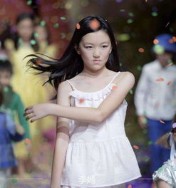 黄磊孙莉夫妇带多多和多妹去巴黎时装周走秀