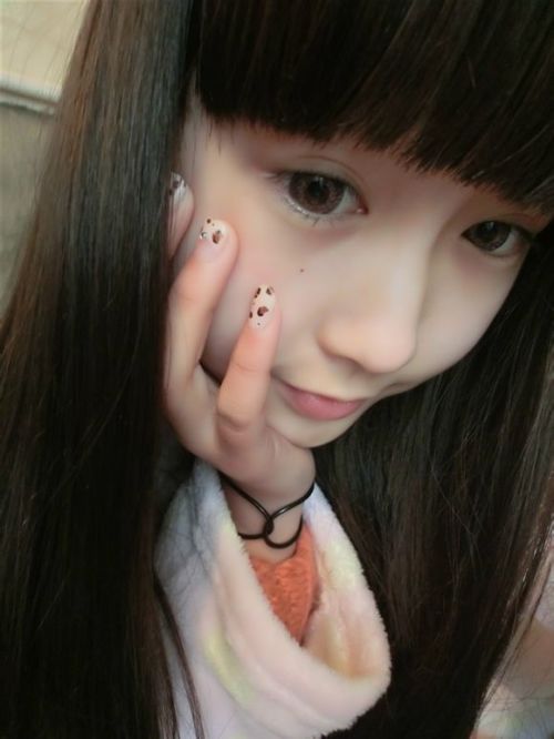 谁有1617岁女生的自拍照,同一个人真实一点的,25张左右就行,不要网图,发给我邮箱2716522034qq.com