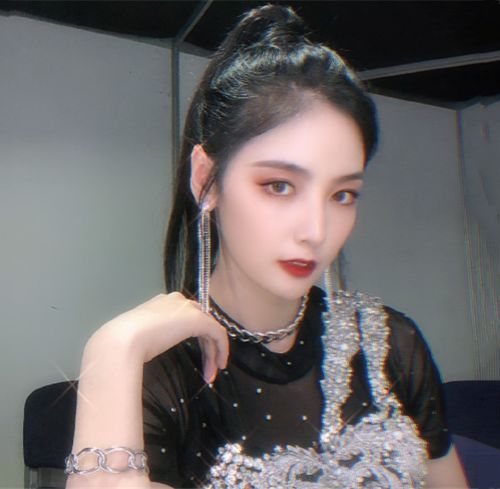 硬糖少女的自拍照,nene软萌,陈卓璇酷帅,而王艺瑾原相机怼脸拍