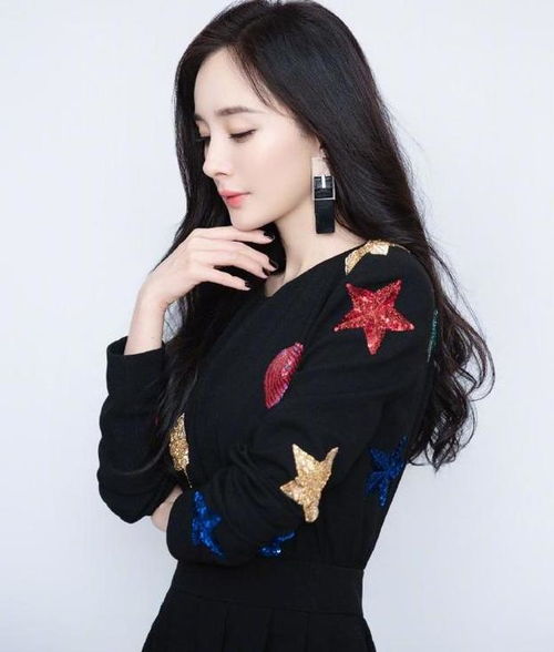 32岁杨幂妆容精致明艳,深邃双眸展现异域风情,纤细腰线完胜少女