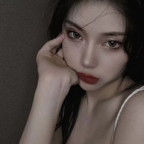 1114女头像手捧玫瑰花的女人怎么会看上野草