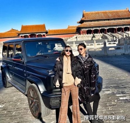 开奔驰进故宫拍照炫耀,女子发微博怒网友没毛病,合规合法
