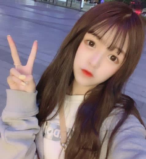 允恩拍旅行vlog,意外暴露手机壁纸,网友你可是女孩子
