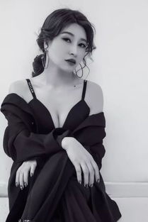 正月女王最新写真女王范与少女感切换自如