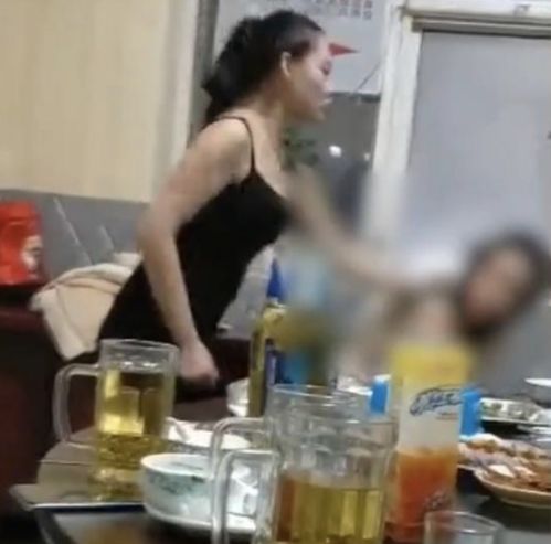 15岁女孩任凭殴打,不还手如果你有孩子,别把他养得太乖