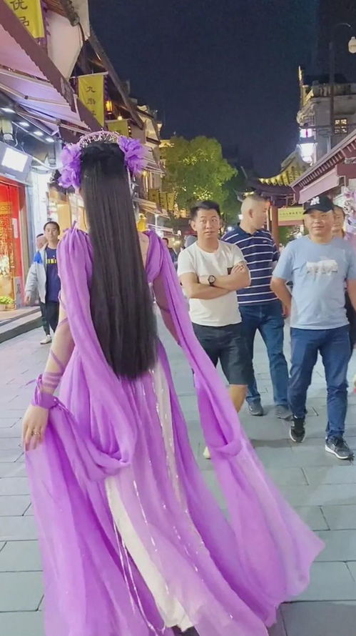 杭州西湖一美女,仙气飘飘地游走在西湖街头
