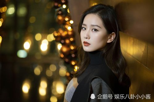 刘诗诗流金氛围感大片曝光,素灰大衣配拼色针织,气质温柔