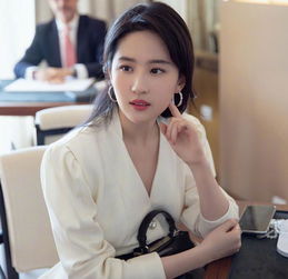 刘亦菲天生带仙气4种时尚穿搭,美出了仙女下凡的感觉