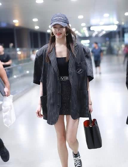 女友力爆棚关晓彤机场强凹造型,自暴身材缺点为鹿晗分担火力