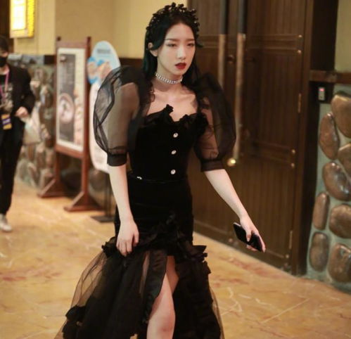 孟美岐又出新造型,变身暗黑女王黑裙红唇美到认不出