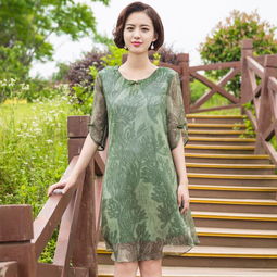 逛街看中的就是这几种衣服,四五十岁的年纪穿好好看,年轻显白