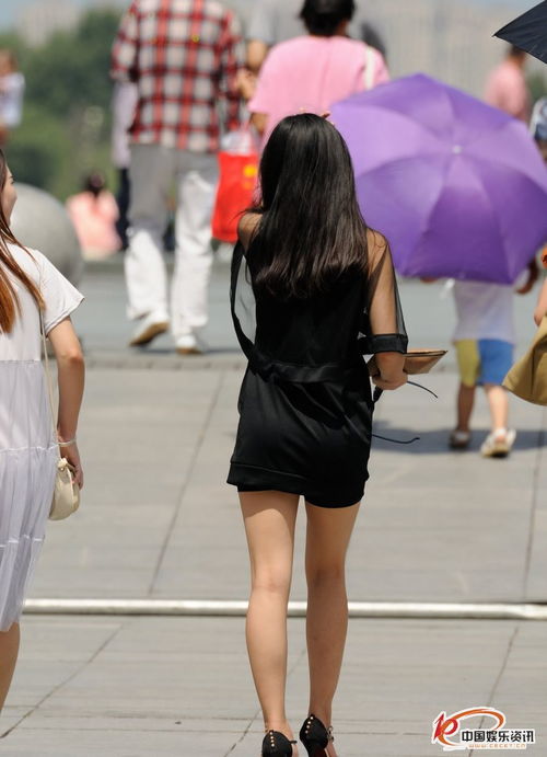 街拍的黑色连身裙长细腿美女