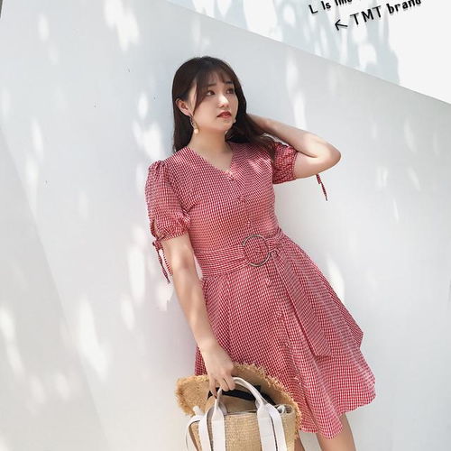 一袭红裙惊艳你的世界,性感迷人醉,优雅从容更有女人味