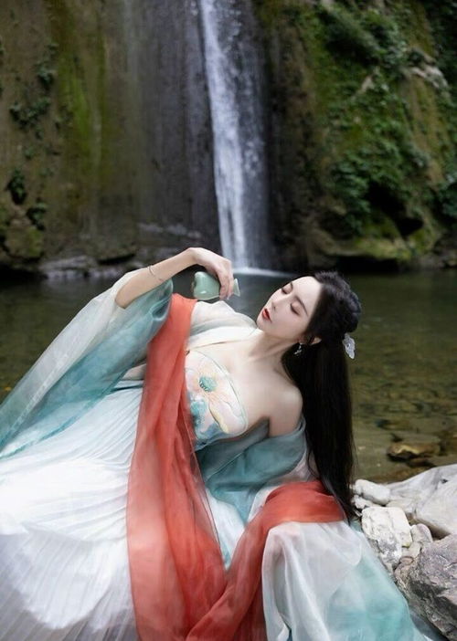 美女写真古装俏佳人花间酒田园美拍,身材妖娆眉目多情