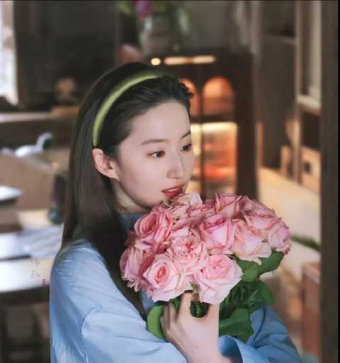刘亦菲捧花头像出圈,颜值没有尴尬期,出道20多年颜值依旧在巅峰