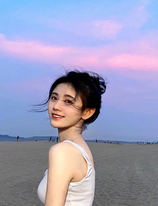 鞠婧祎终于对背心下手了,故意穿小一码露出马甲线,女生看了眼红
