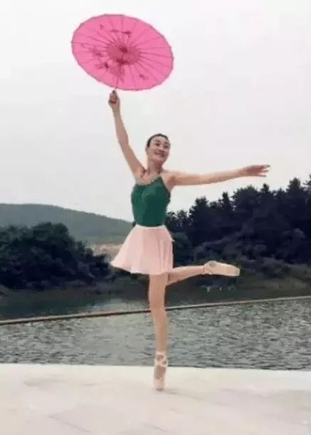 60岁老太身材如少女擅长4种舞蹈