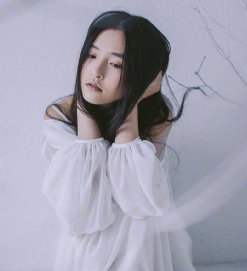 吴倩一袭白裙仙气飘飘,拍摄写真出水芙蓉,这么清纯的女生就该火