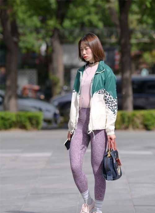 路人街拍,靓女明艳动人,内搭连帽毛衣展示出活泼俏皮的少女形象