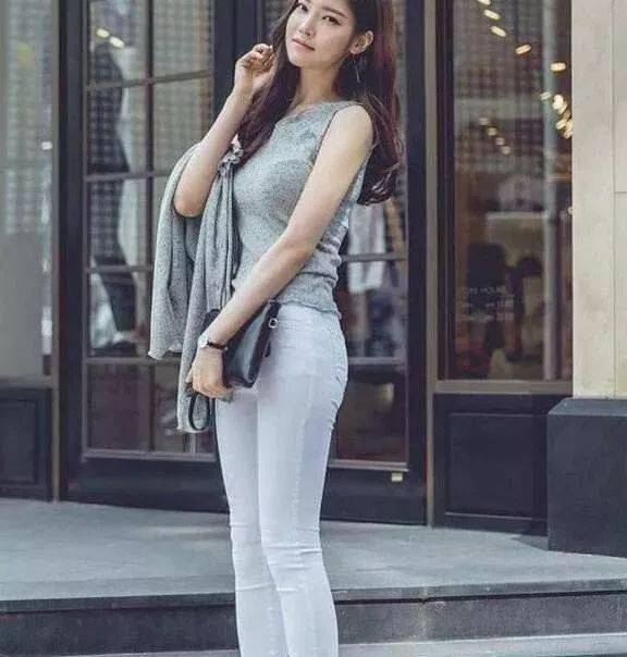 修身牛仔裤精致搭配,轻松穿出女神范