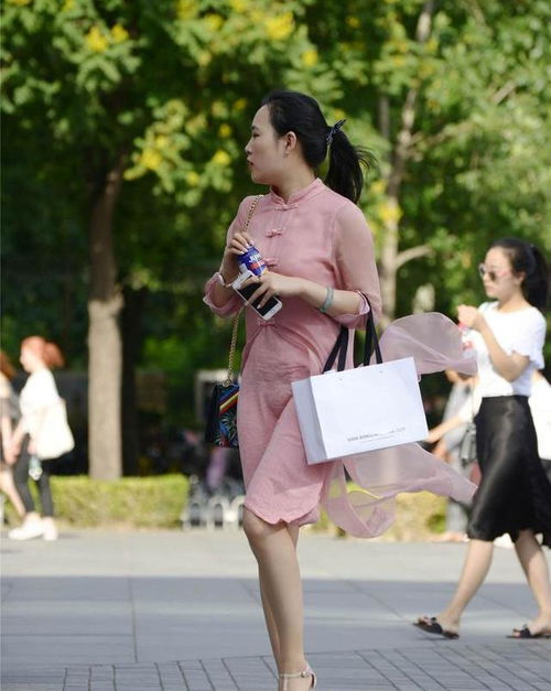 美女穿搭如何搭配出成熟稳重,显年轻,粉色连衣裙尖头细跟鞋就可以
