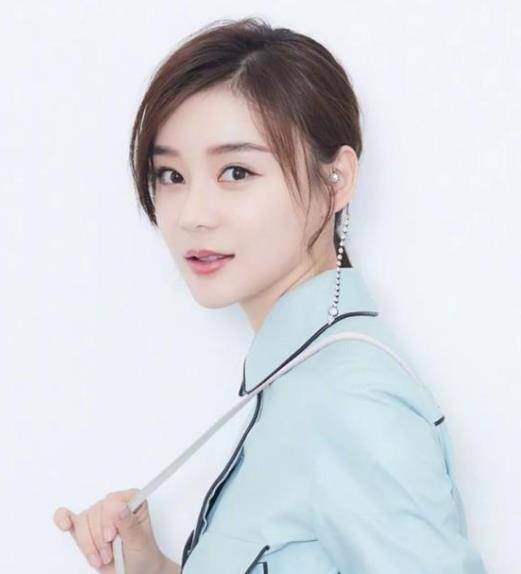 hm争议女星,袁姗姗挑战国人底线,大胆把耐克鞋穿脚上炫耀