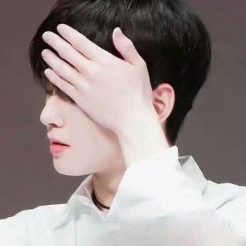 男生用手遮脸的头像