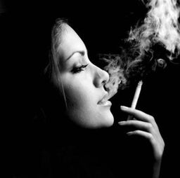 谁能给我个美女抽烟银白色qq头像啊