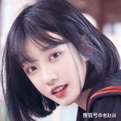 搞笑gif小姐姐闻到了一股酸臭味