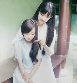 图片里这俩大小美女是谁啊或者是出自哪里