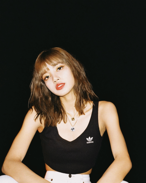王大陆理想型人间芭比lisa5月大片画风突变
