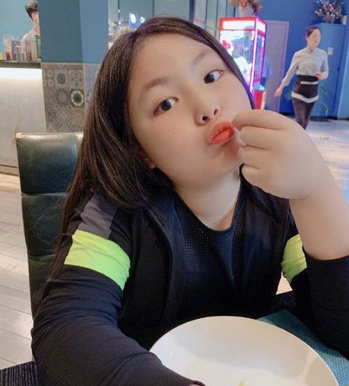 李湘晒出女儿的照片,王诗龄瘦身后气质出众,现已出落得非常优秀