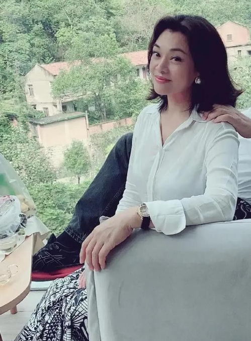 史可和外国老公挺恩爱的,穿黑白色搭配,秀出高贵女人的气质