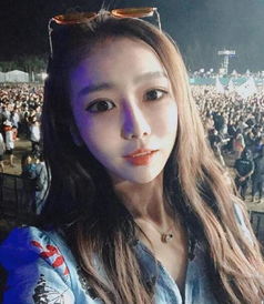 王思聪陪美女游三亚庆生,女方晒二人合照,帅气校长比起了剪刀手