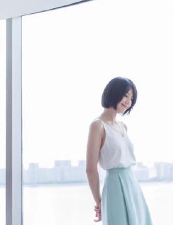 高圆圆只不过换了新发型,瞬间嫩的像少女,和赵又廷就不像姐弟恋
