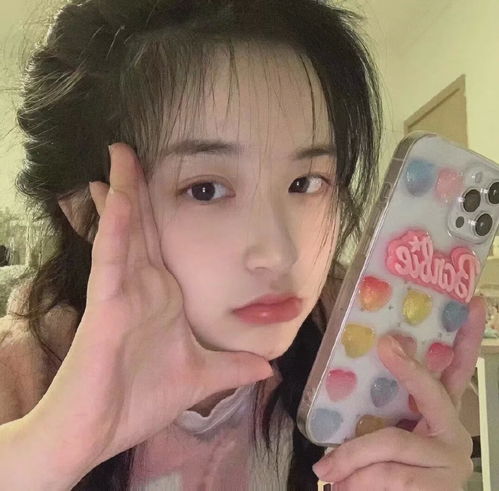 女生近期频繁换头像好好学习