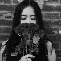 手拿玫瑰花的女生侧面头像微信头像图片大全